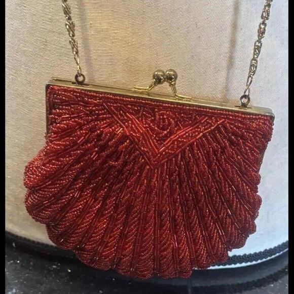 Handbags - 👠👛❤️ Vintage Red Beaded Purse Gold Frame Chain Clasp